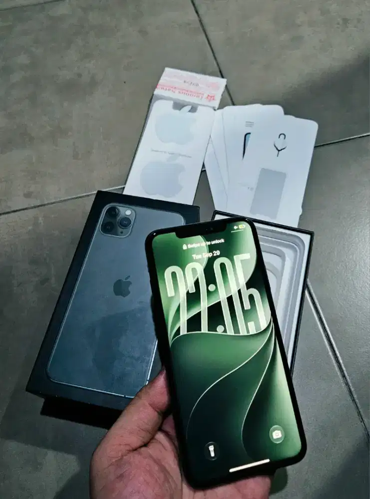 Iphone 11 Pro Max Metalik Green resmi