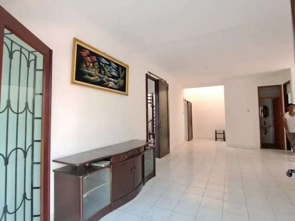 Disewakan rumah siap huni posisi Hoek di Daan Mogot baru