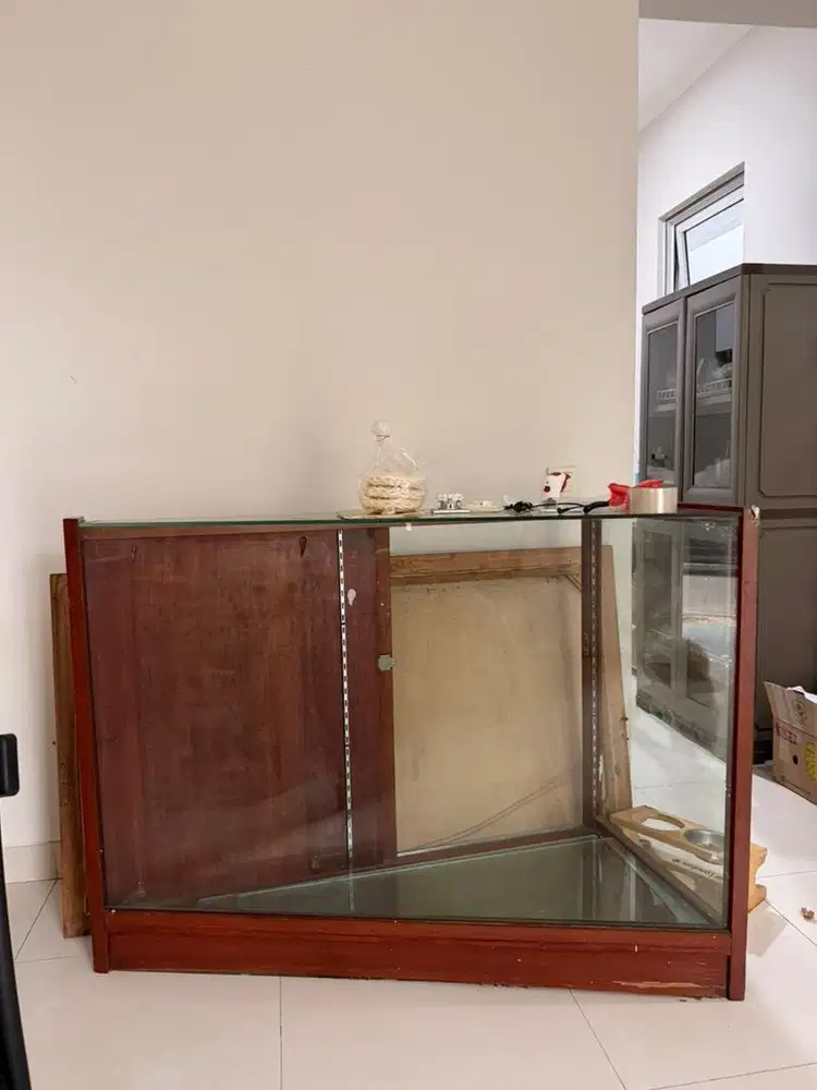 Lemari kaca kayu jati asli