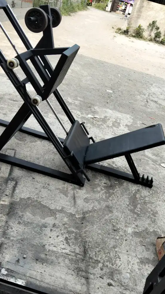 Leg press dan pull up. Alat gym fitness olahraga