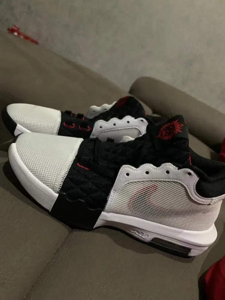 Sepatu basket Nike LeBron Witness 8