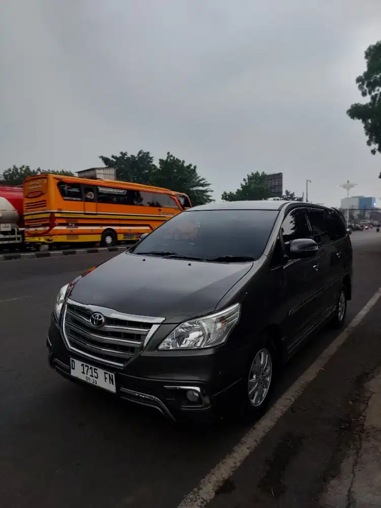 TOYOTA GRAND INNOVA 2.5 V At Diesel 2011 ABU-ABU METALIK