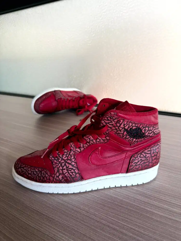 Sepatu Sneakers Air Jordan 1 Retro Red Elephant Print / High Top  Desk