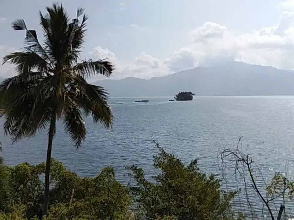 TANAH VIEW PANTAI PERSIS MENGHADAP PULAU MARIZA DEKAT WISATA AIR PANAS DANAU RANUA OKU SELATAN, SUMATERA SELATAN INDONESIA