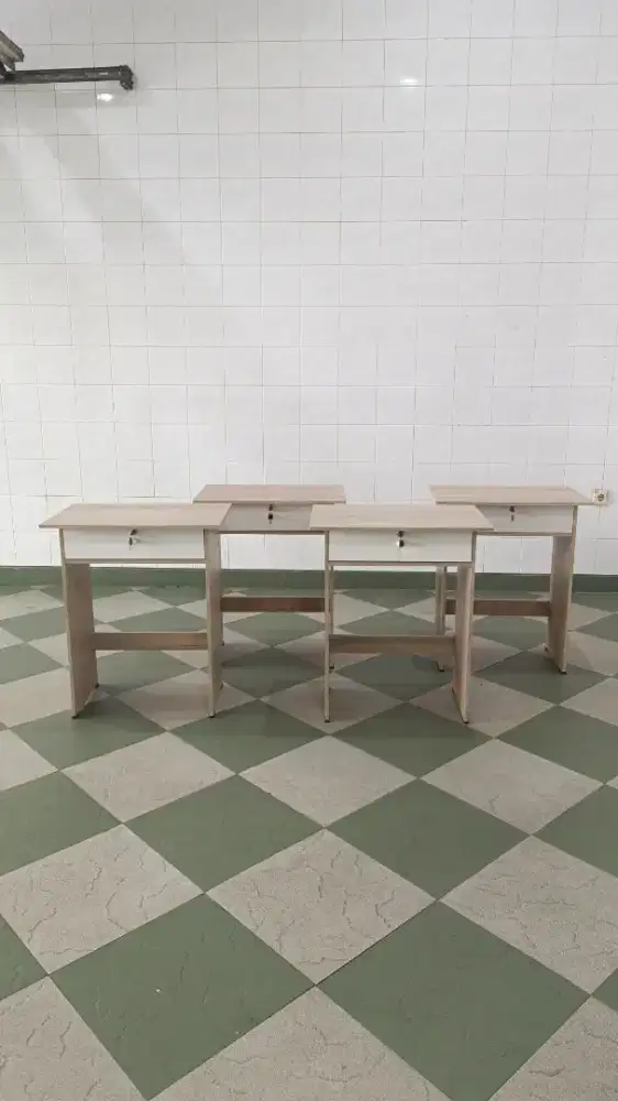 Meja kecil dengan laci
