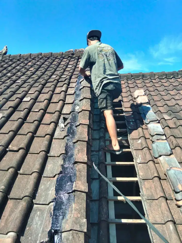 Perbaikan atap bocor dan renovasi
