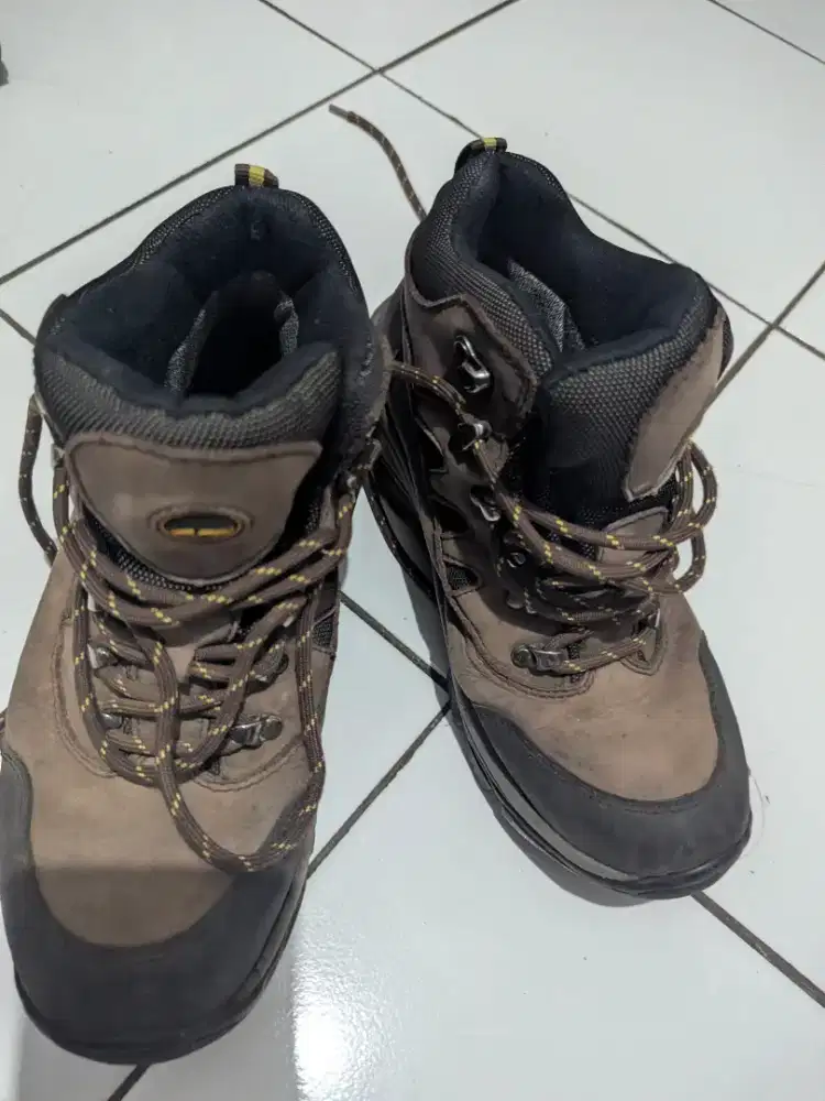 Sepatu gunung Eiger size 38 wanita