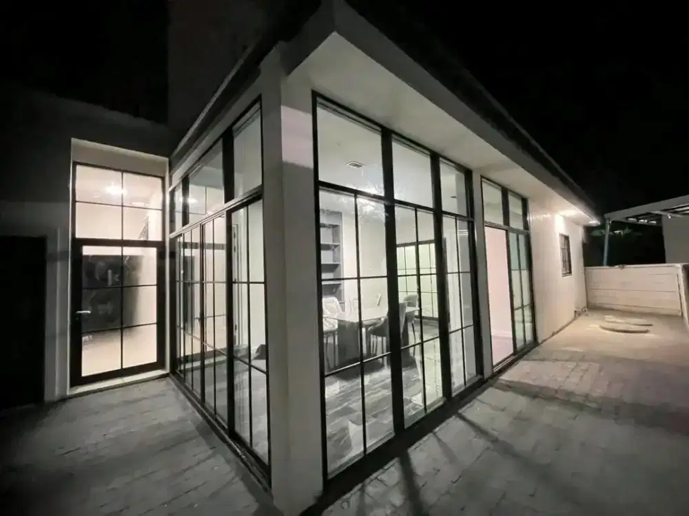 Pintu kaca lipat dan kusen aluminium