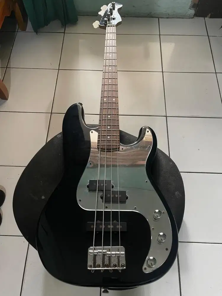 Precision Bass Squier MII Tahun 2010