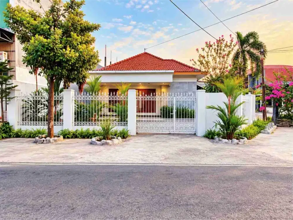 RUMAH SOLO KOTA LUAS COCOK UNTUK KANTOR STRATEGIS MURAH