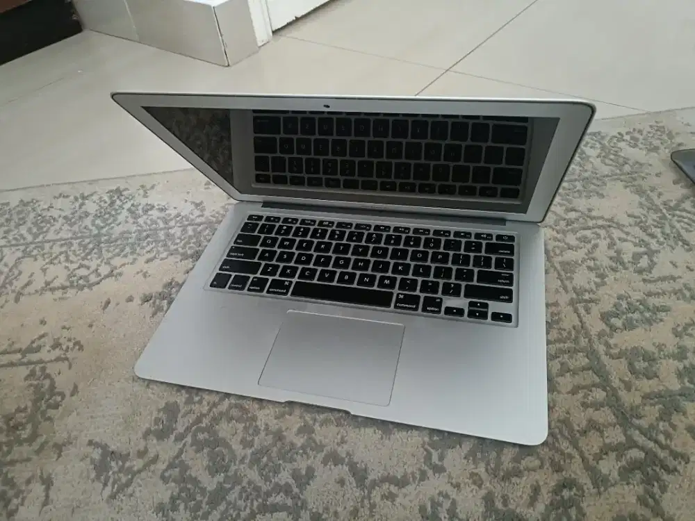 Macbook Air 13 2017 8/256 ex-iBox Mulus Murah Mantap
