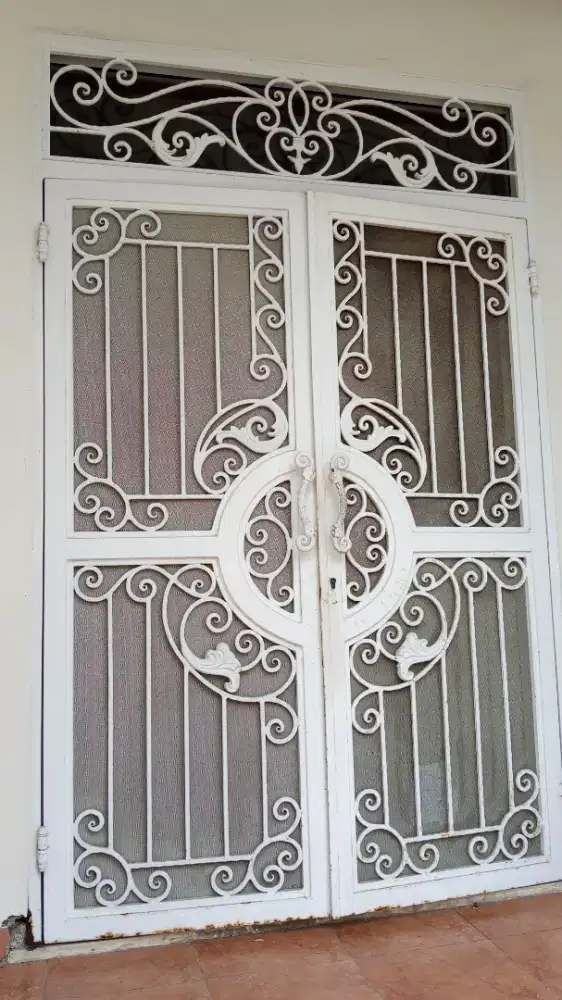 Pintu utama besi tempa