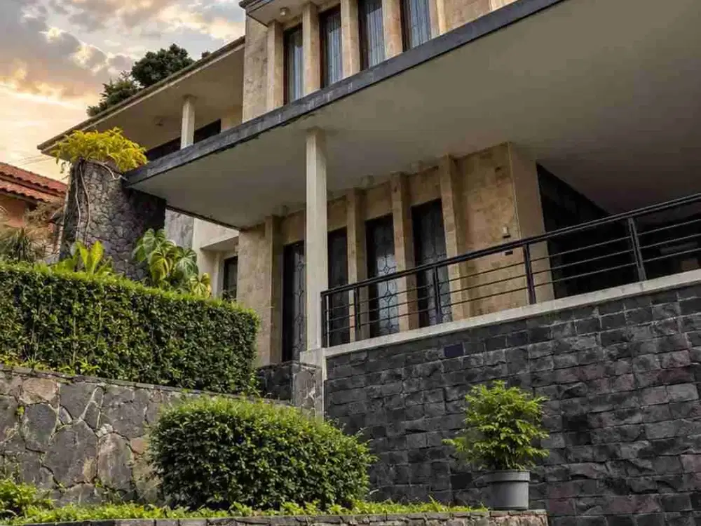 Rumah Mewah di Komplek Parahyangan Villa Gegerkalong dekat kampus Polban Bandung