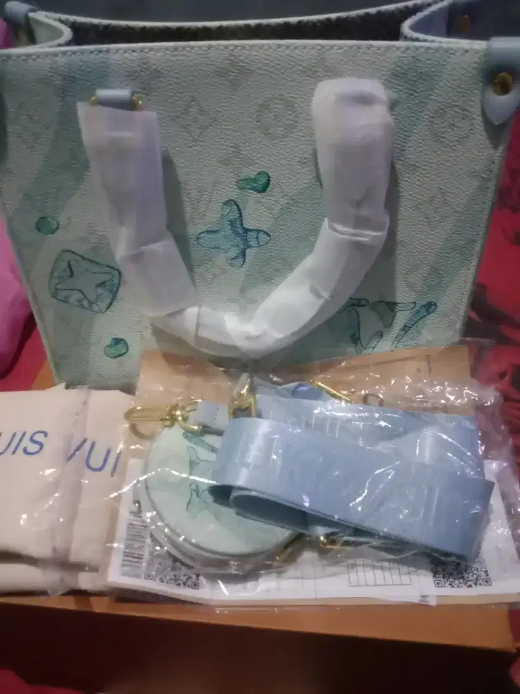 Tas dan sendal masih baru