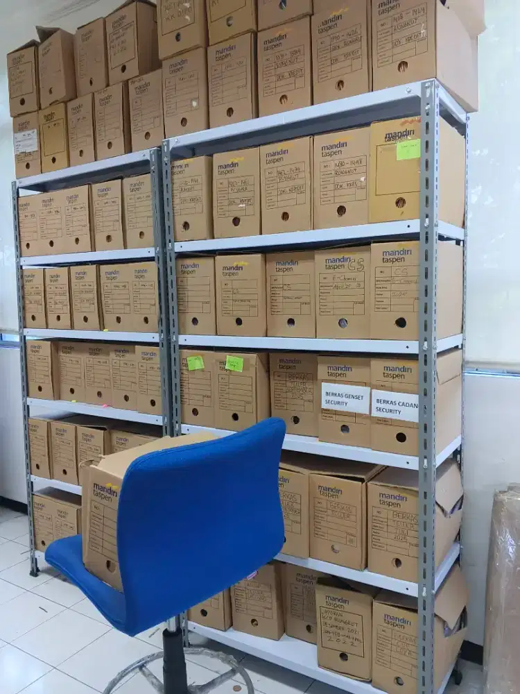Rak siku besi lubang