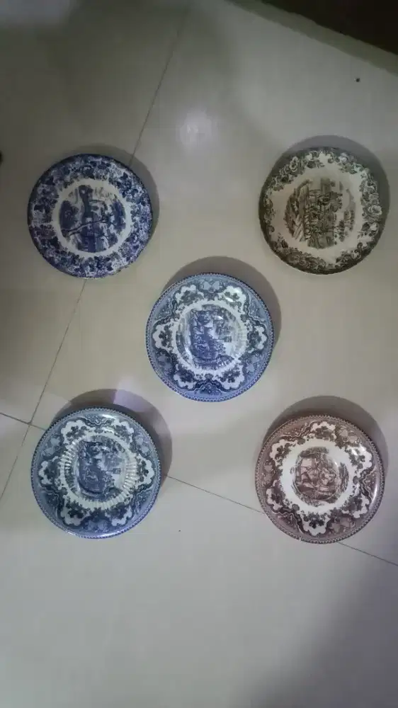 Piring, Teko, dan Guci Keramik Antik Pajangan