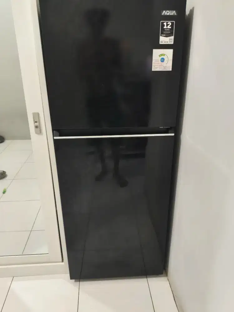 Di jual kulkas 2 pintu merk AQUA INVERTER, PEMAKAIAN PRIBADI.