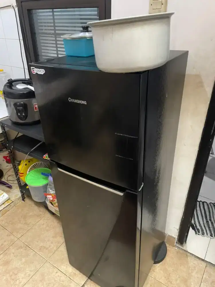 Jual kulkas 2 pintu merk Aqua baru 7 bulan pakai