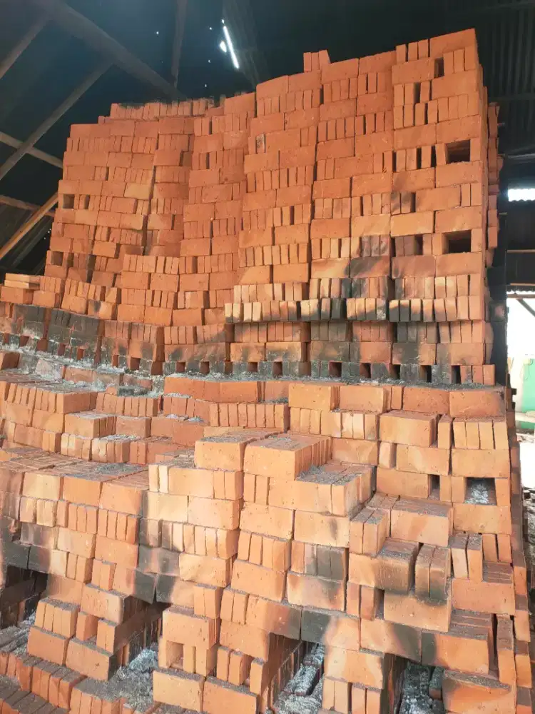 Batu bata kecil dan bolong