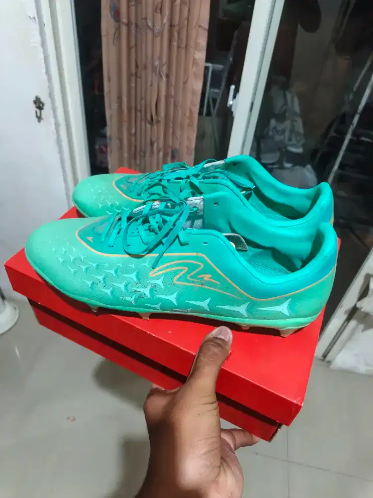 jual sepatu bola specs bekas