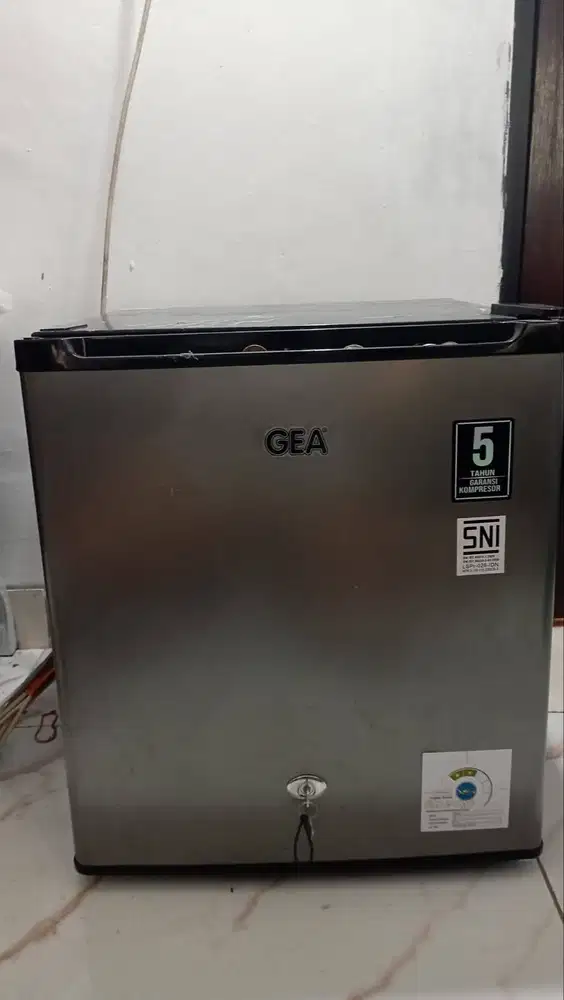 GEA Kulkas Mini Bar GMB-50 / GMB50 / GMB 50 Portable Rak Besi 48L - HI
