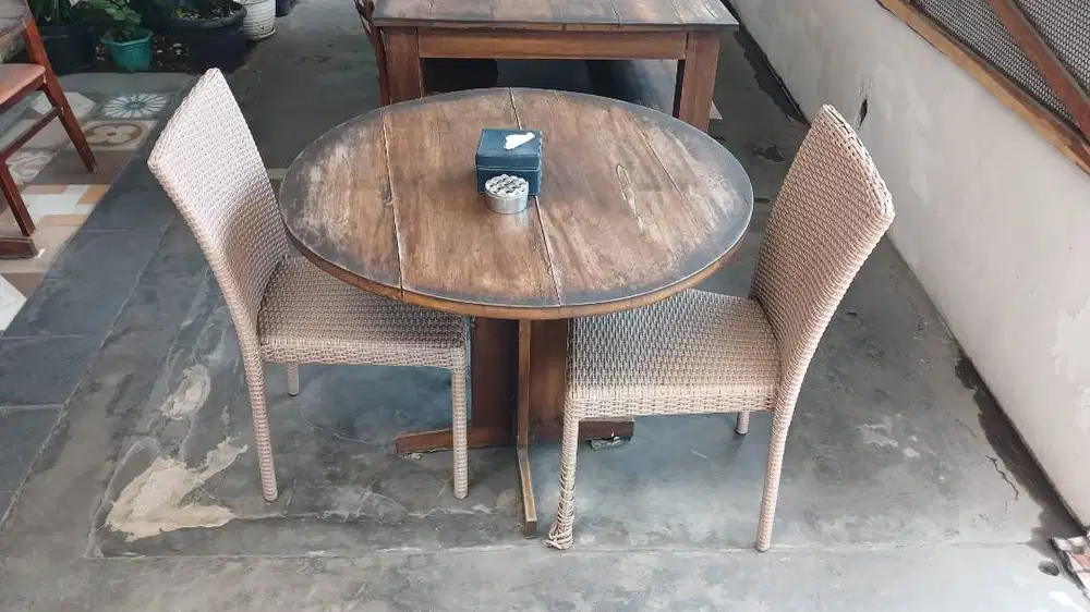 Dijual segera 1 set meja kursi cafe