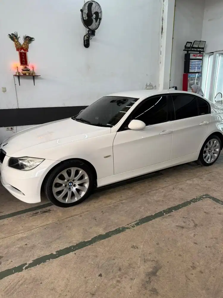 BMW e90 320i tahun  2009
