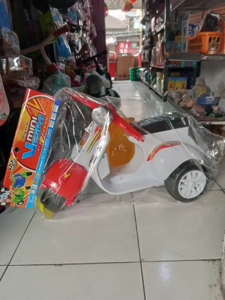 Mainan Anak Vespa Naik Helm