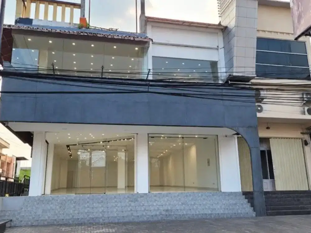 Ruang Usaha 3 Lantai + Basement Strategis di Jalan Seturan Raya