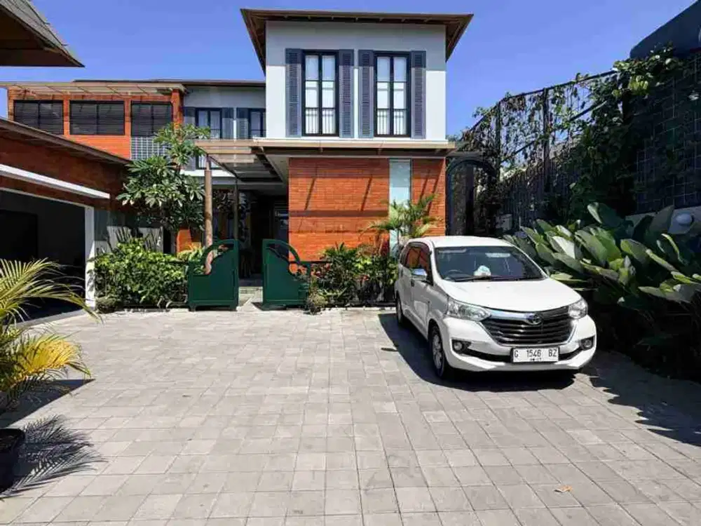 VILLA ESTETIK MEWAH 2 LANTAI FULL FURNISHED DENGAN TAMAN LUAS DAN KOLAM RENANG DI JALAN KALIURANG KM. 13.5
