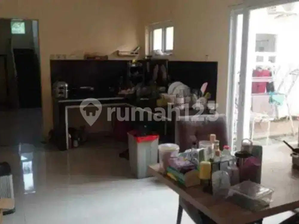 Rumah 2 Lantai Bagus Semi Furnished SHM di Cluster Madrid , Tangerang