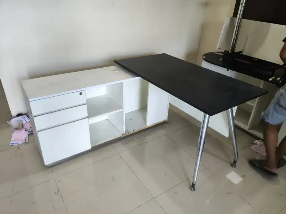 Meja kantor/kerja letter L bahan multipleks tebal lapisan HPL, bekas