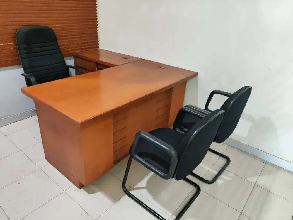 1 set meja & kursi kantor, bekas bagus siap pakai,  ex Bank Rp:1,8 Jt