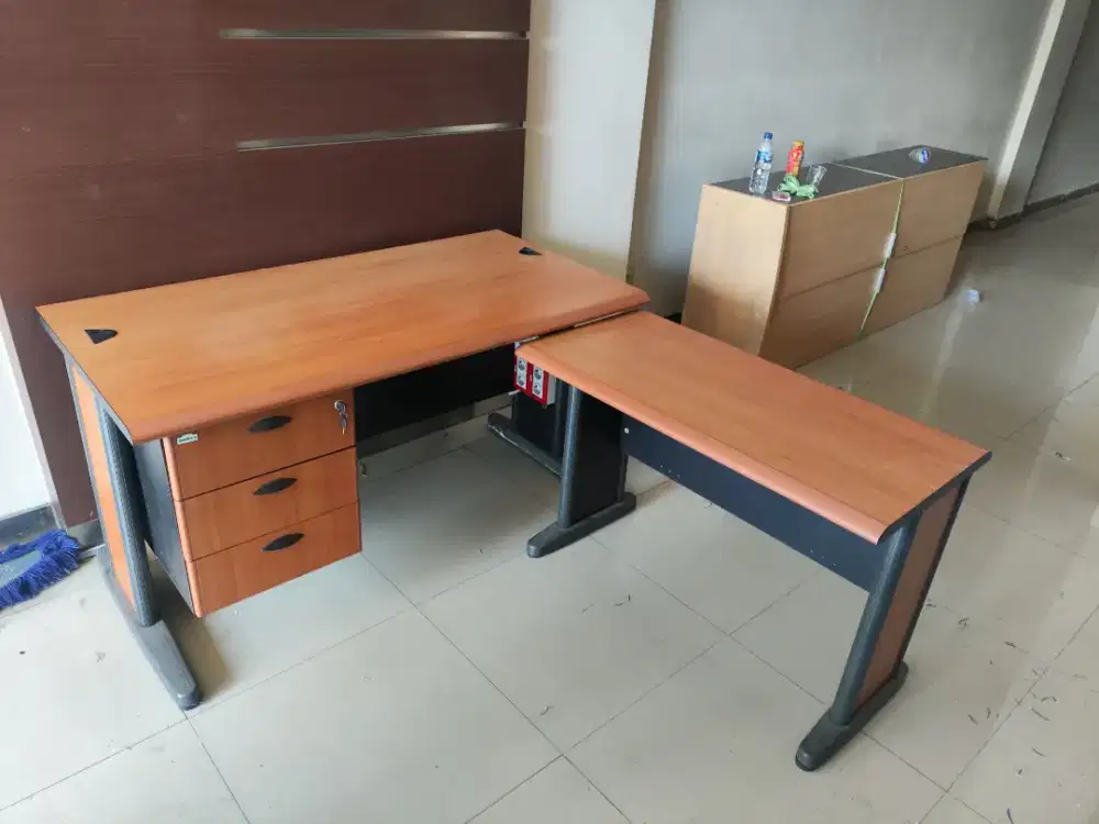 Meja kantor letter L Merk MODERA, Ex Bank  kaki besi Bagus RPpp:650rb
