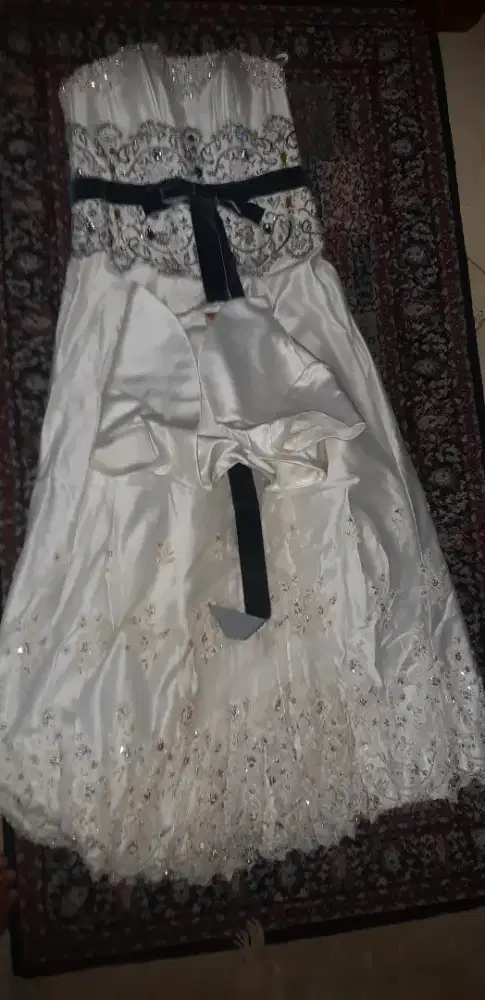 gaun pengantin atau gaun pesta malam