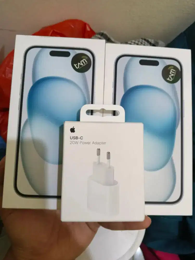 BNIB iPhone 15 basic 256 GB + Adapter Ori