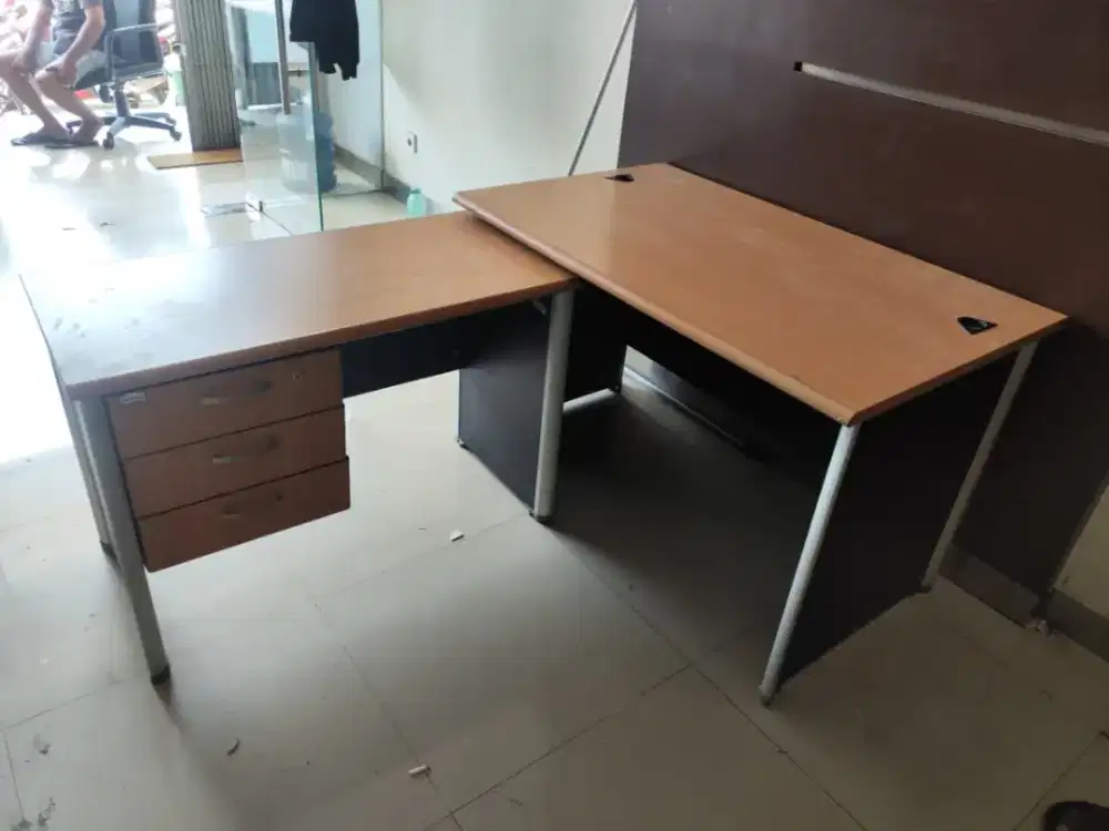 Meja kantor letter L Merk MODERA bahan partikelboard tebal Bekas Rp600