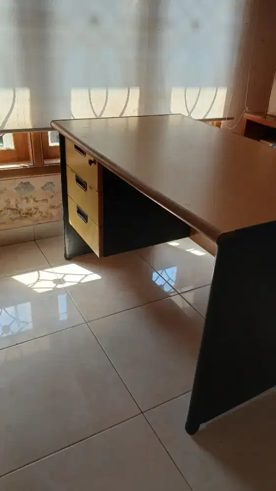 Meja kerja dengan laci