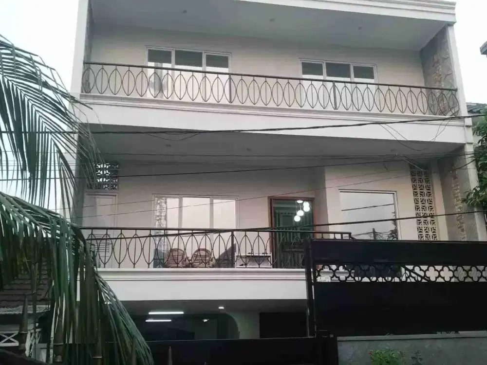 Dijual Rumah 3 Lantai dengan Kolam Renang Pribadi di Galaxy Bekasi