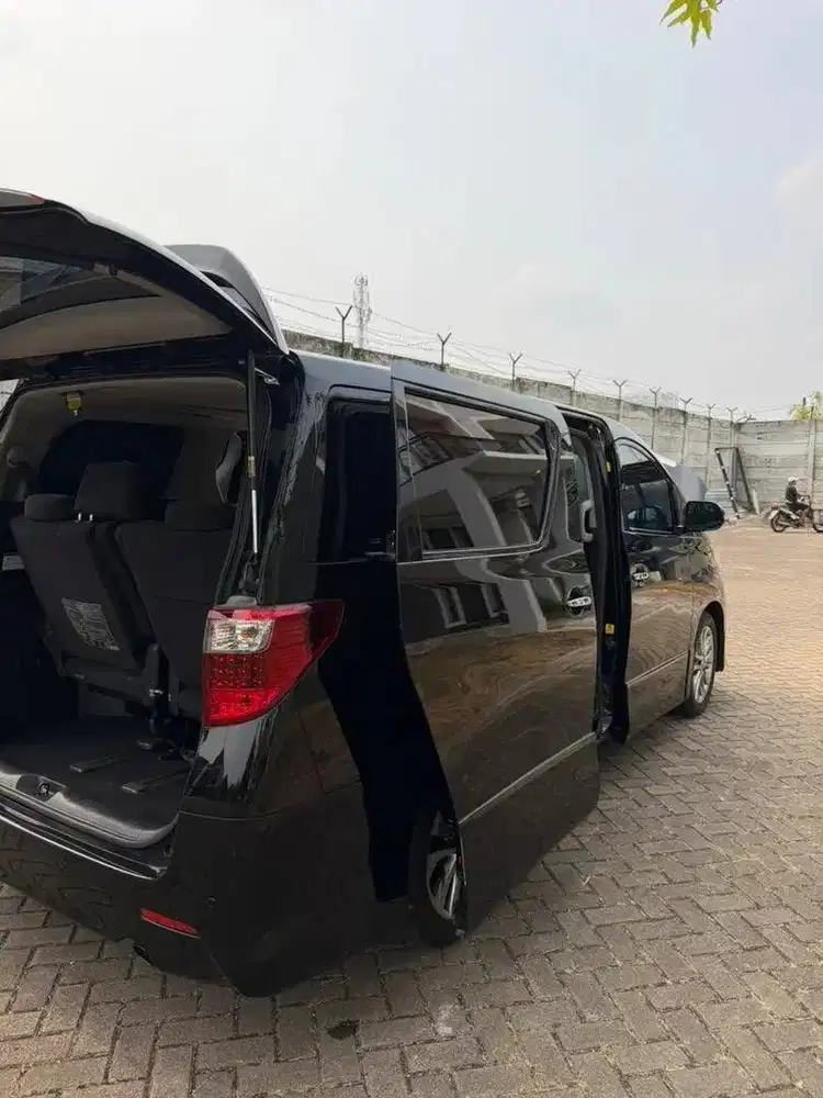toyota alphard (2010)