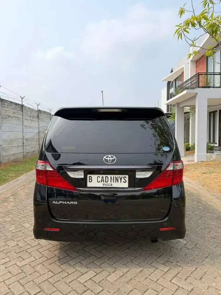 toyota alphard (2010)