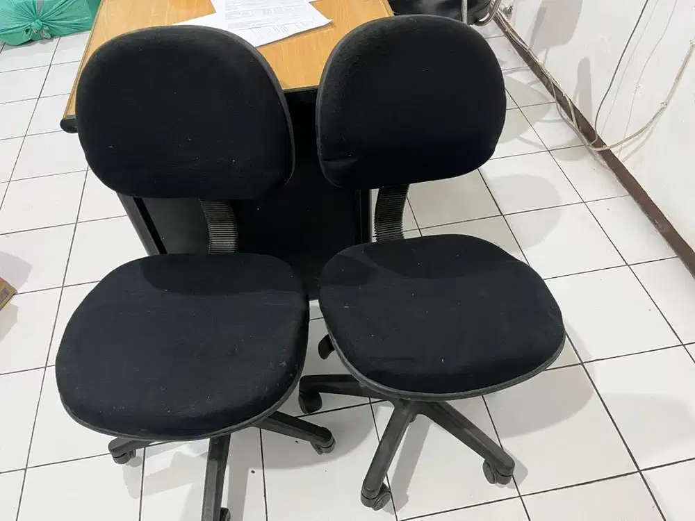 Kuris Tunggu Dan Kursi Kantor