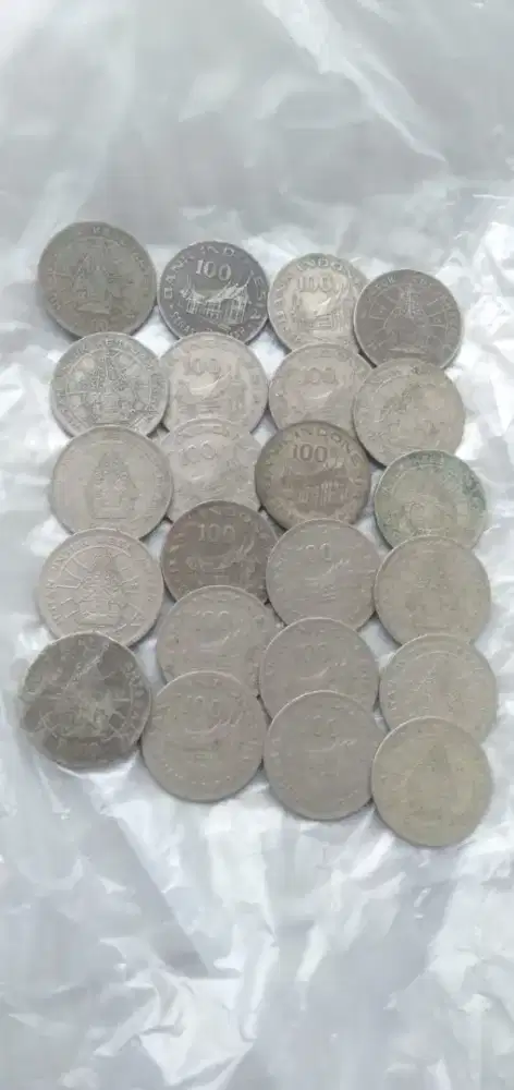 Di jual semuaqcam uang koin 100 th 1978  tipis dan th 1973 tebal