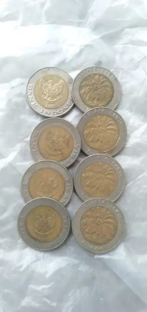 Di jual uang koin  1000 rupiah gambar sawit. Ada emas Kuning bulat
