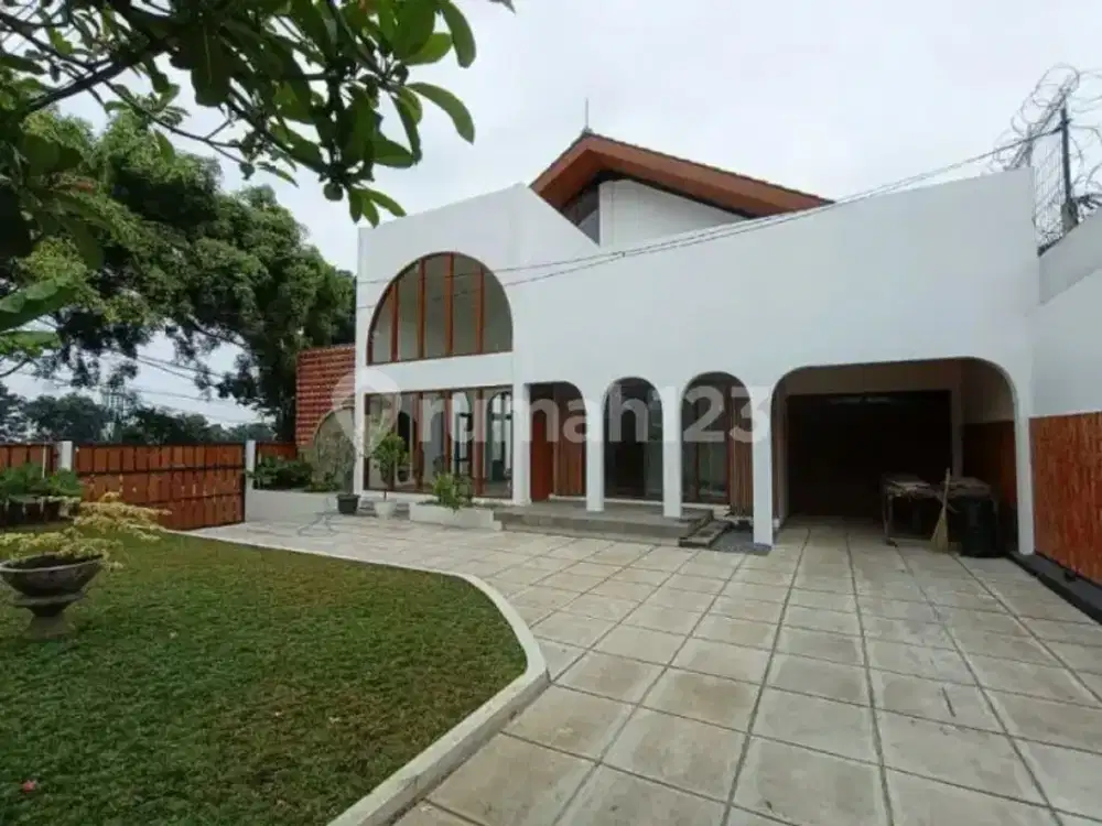Rumah Lux Ada Kolam Renang di Geger Kalong Bandung
