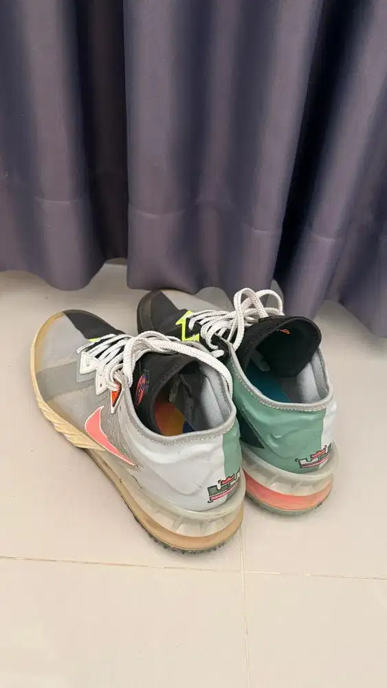 Sepatu basket nike lebron 18 low bugs vs marvin