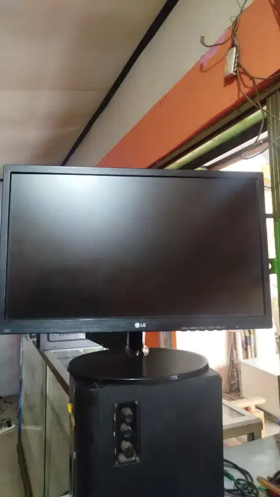 Monitor LG LED 22 inch  (Ada Sedikit Minus/Noda di Layar)