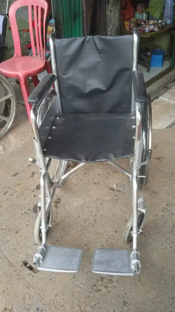 Kursi roda bekas siap pakai