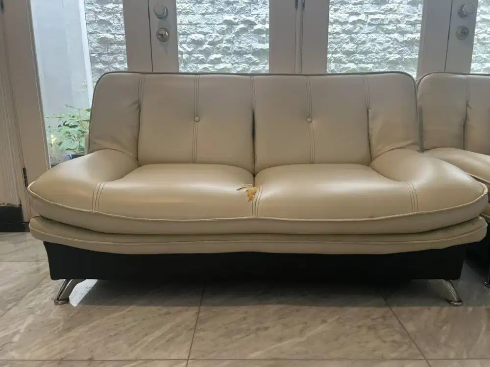Sofa bahan kulit sintetis