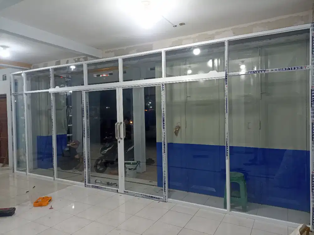 Sekat pintu aluminium kaca